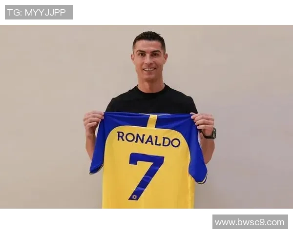 C罗粉丝专属足球7号球衣设计诠释与魅力展现 C罗粉丝专属足球7号球衣设计诠释与魅力展现