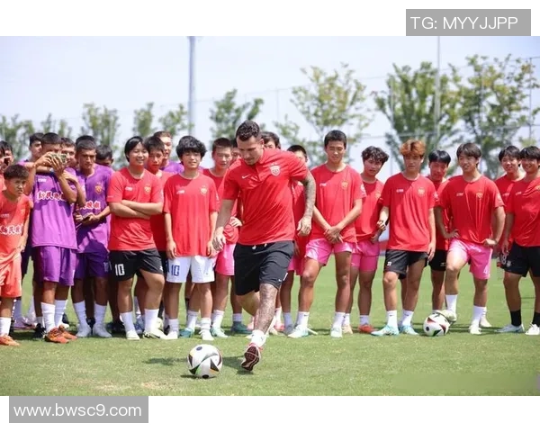 球星护航球迷安全展现职业精神共筑和谐足球氛围 球星护航球迷安全展现职业精神共筑和谐足球氛围