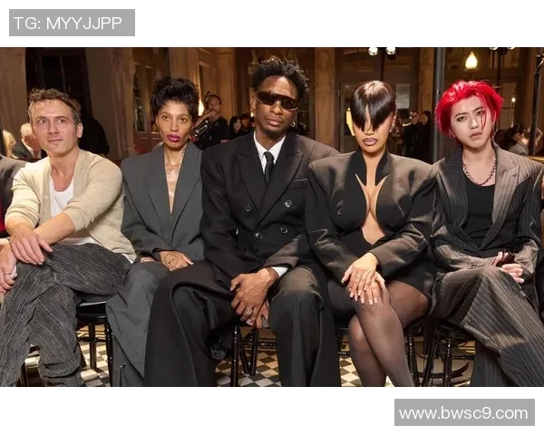 足球球星亮相巴黎时装周展现运动与时尚完美融合风采 足球球星亮相巴黎时装周展现运动与时尚完美融合风采